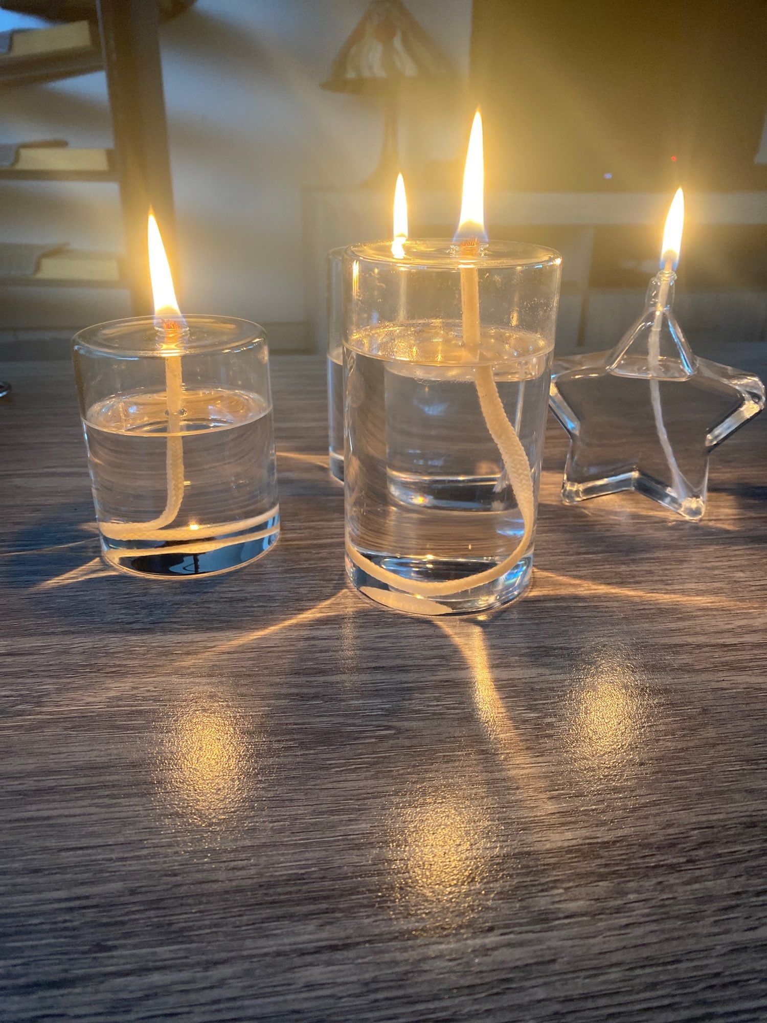 Des lampes à huile sur une table décorative