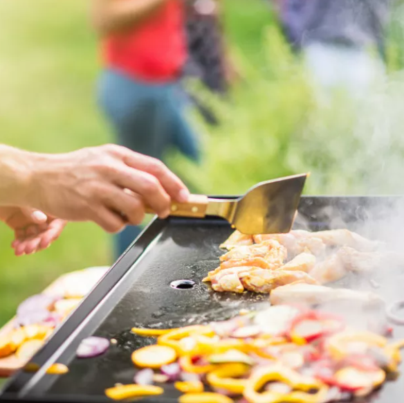 Comment éviter que les aliments ne collent sur votre plancha : astuces et conseils