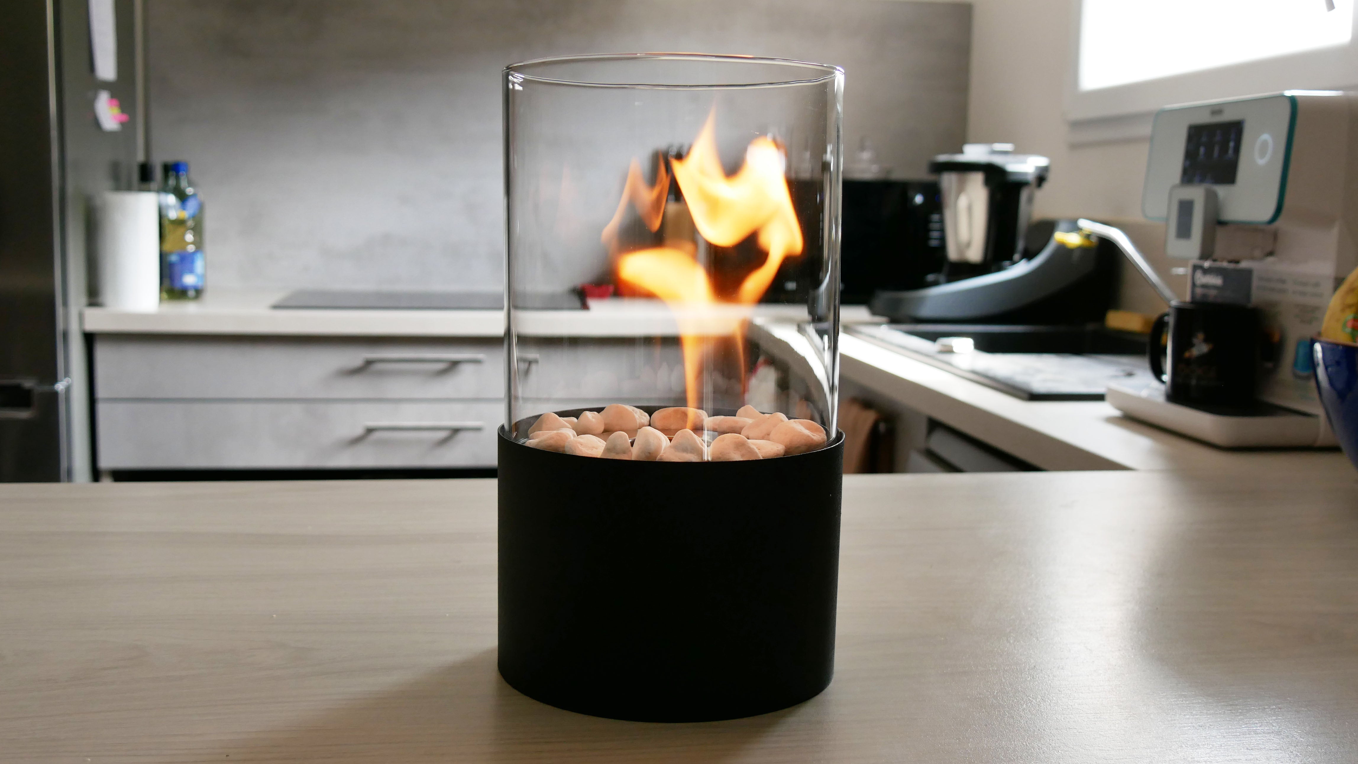 Allumer le feu d'une cheminée éthanol - Elle Décoration